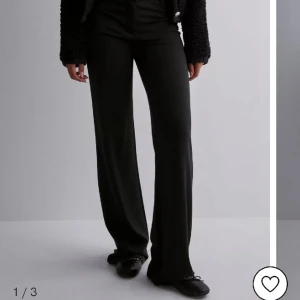 Kostymbyxor  - I love it low waist suit pants kostymbyxor från Nelly. Helt oanvända med lapp kvar, säljer då jag beställde två storlekar och behöll ena paret. Original pris 499, säljer för 249kr