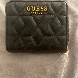 Guess plånbok - Guess plånbok, i gott skick men tecken på användning