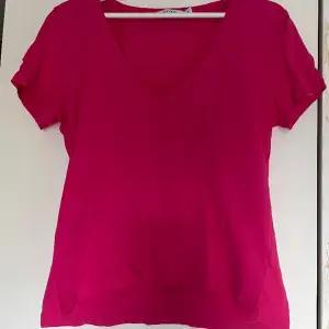 En rosa T-shirt ifrån NA-KD 