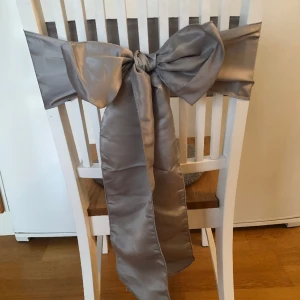 Silvriga stolsrosetter 30 stycken nyskick!  - Säljer 30 stycken stolsrosetter i silver som är fina till bröllop eller fest. Några oanvända och övriga använda en gång så i nyskick.  Kolla gärna på alla mina annonser 🌟