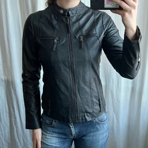 Svart skinnjacka - Svart vintage skinnjacka i skinnimitation från Janina 💕Tyget har lyssnat lite i nacken men inget som syns 