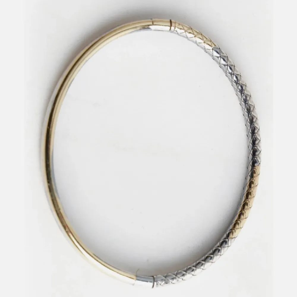 Ett Bottega Veneta armband i intrecciato mönster och guld/silver färg. Den är stämplad 925 silver. I bra skick. . Accessoarer.