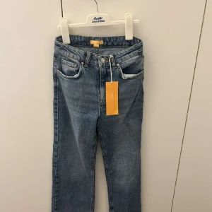 Oanvända fina jeans!💕 - Säljer dessa oanvända jeansen! Kostade 35€ (350 kronor) när vi köpte dom men nu kostar dom 25€ (250 kronor). Kom privat för mer foton&intresse!💘