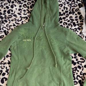 grön billabong new york hoodie i storlek M (liten för sin storlek)