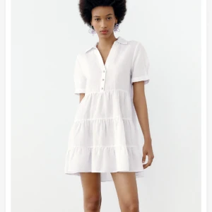 Sommar klänning - En fin sommar klänning i skick så gått som nytt, då klänningen inte kommer till använda så säljer jag den☀️. Klänningen är från Zara då original priset är 399kr, köparen står för frakt, kan mötas up