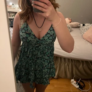 Så söt klänning - Jätte gullig blå grön sommar klänning, köpt på pull and bear i Spanien för några somrar sedan !!💗