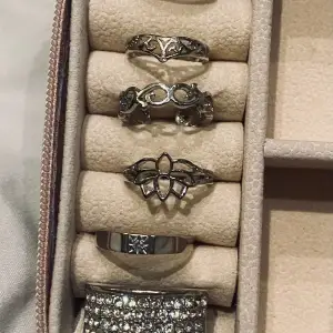 Några silvriga ringar som är jättefina men jag använder inte silver nå mer, en kostar 30 kr! Så ni får skriva till mig om ni vill veta mer om någon ring! 