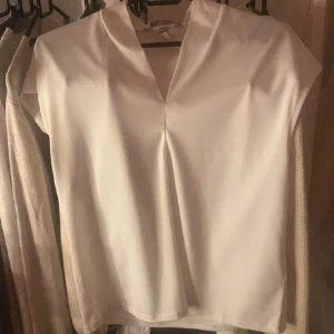 blus - säljer dena kortarmade blus för den är lite för stor för mig så har knappt  använt den, jag köpte den på hm för 200kr men säljer för 100kr 