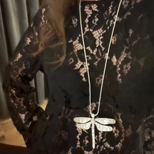 Trollslända halsband  - Så coolt halsband!! Matt silver🍸