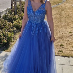 BALKLÄNNING  - Balklänning, använd en gång, Helt nytt sick. Tyllklänning, ljusblåa/blå. Nypris 2999kr