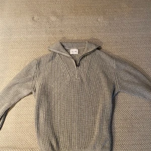 Vailent stickad half-zip - Vailent stickad half-zip i mycket bra skick med inga defekter. Använd ett fåtal gånger, relativ stor i storlek. Original pris 1500 kr