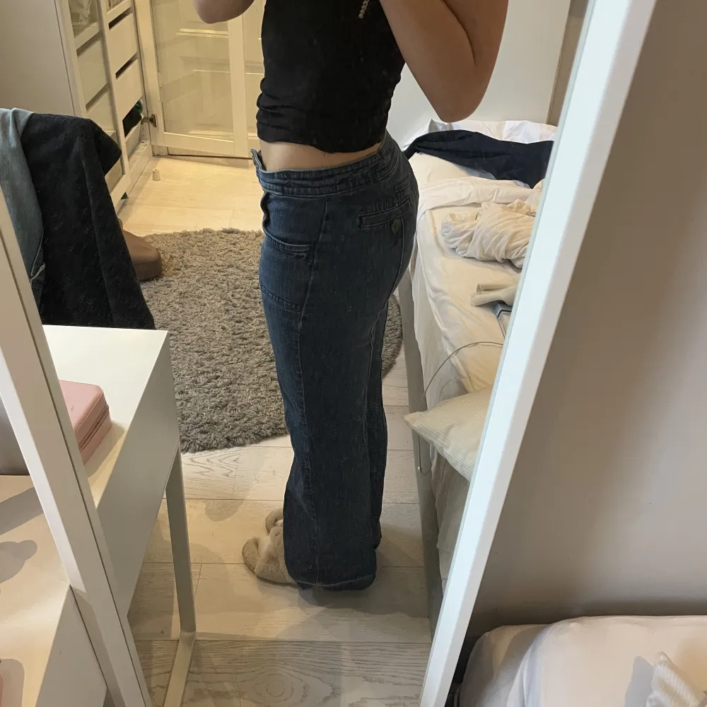 Säljer mamma gamla lågmidjade jeans. Dem är stretchiga och väldigt sköna, skulle säga att dem är lite större i Storleken. . Jeans & Byxor.