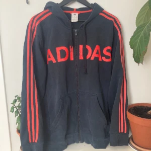 adidas - köpt second hand, stor i storleken, skriv om du har frågor💋