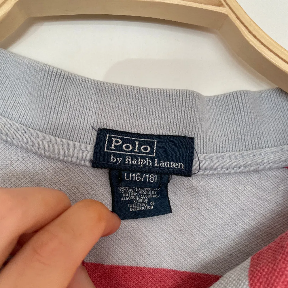 Snygg Ralph lauren piké som sitte som S/M skulle jag säga 😍😍. T-shirts.