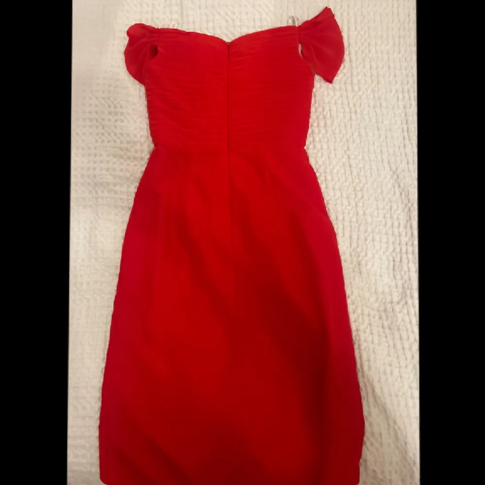 Jätte fin röd balklänning från JJ’s House, helt oanvänd storlek S. . Klänningar.