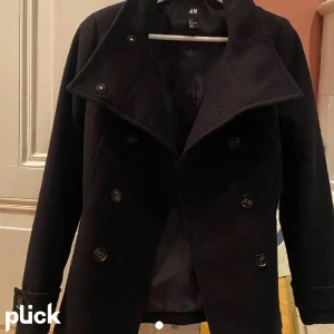 Kort kappa  - En kort svart kappa till våren/hösten i strl 34, Jättefint skick och jättefin jacka. Säljs för jag inte använder den längre! ( inte min bild) 💓💓