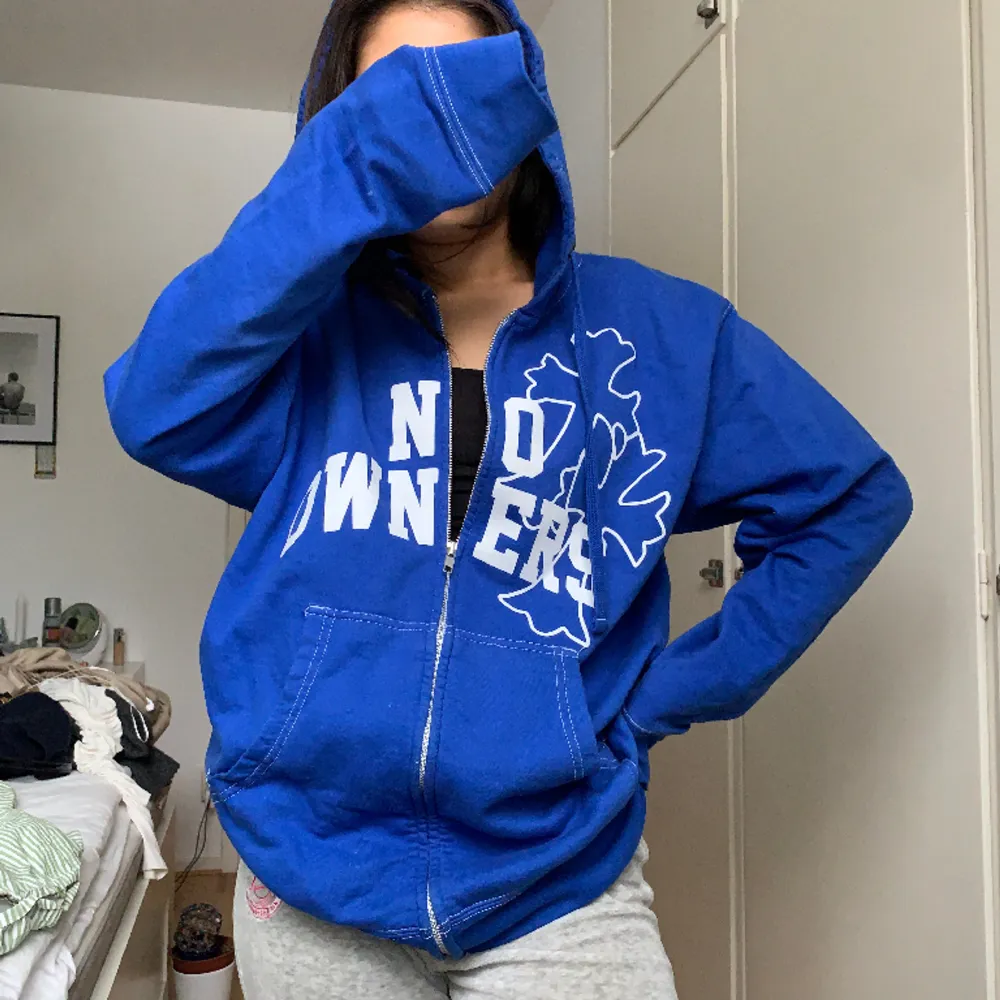 En ascool hoodie med dragkedja från märket No Owners. Färgen kentucky blue storlek M. Passar både herr och dam. . Hoodies.