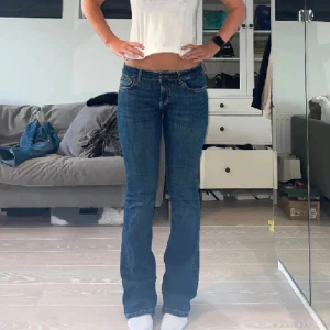 Zara jeans💙 - Säljer dessa supersnygga zara jeansen, bootcut. Köpa på plick men passade inte mig därför säljer jag dom vidare. (Första bilden är lånad men dom andra två är tagna av mig) köpa för 500, säljer för 400, kan sänka vid snabb affär. Fler frågor, skriv💙