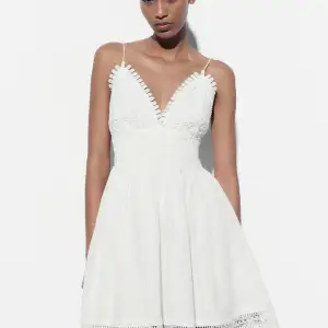 Säljer min super fina klänning från Zara! Endast använd 2 gånger, som ny! Även helt slutsåld på Zaras hemsida 💕 Perfekt till studenten 😍