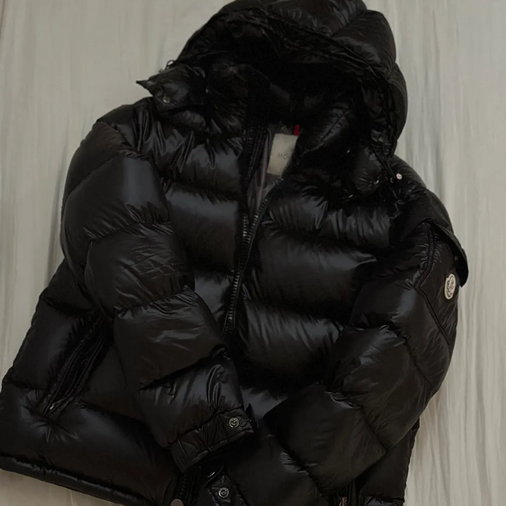 Denna Moncler Maya-jacka i storlek 3 har endast använts några gånger. Säljer den eftersom jag har tröttnat, planerar att köpa en annan modell från Moncler. KVITTOT FINNS för din trygghet! Priset är inte hugget i sten det finns utrymme för diskussion!. Jackor.