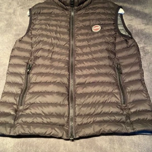 Colmar väst - Snygg kolmarväst, knappt använd så i väldigt bra skick. Storlek 46 killmodell. 💕