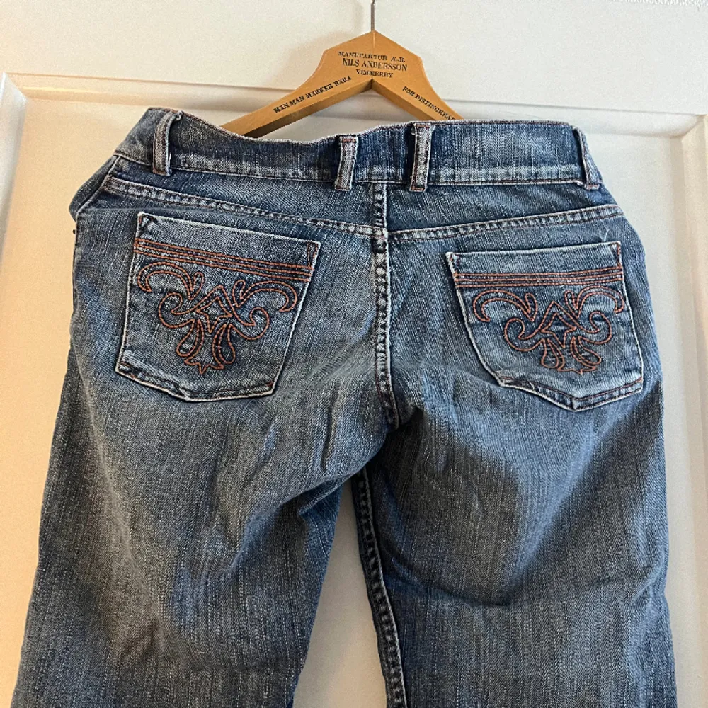 Coola lågmidjade jeans i kortare modell. . Jeans & Byxor.