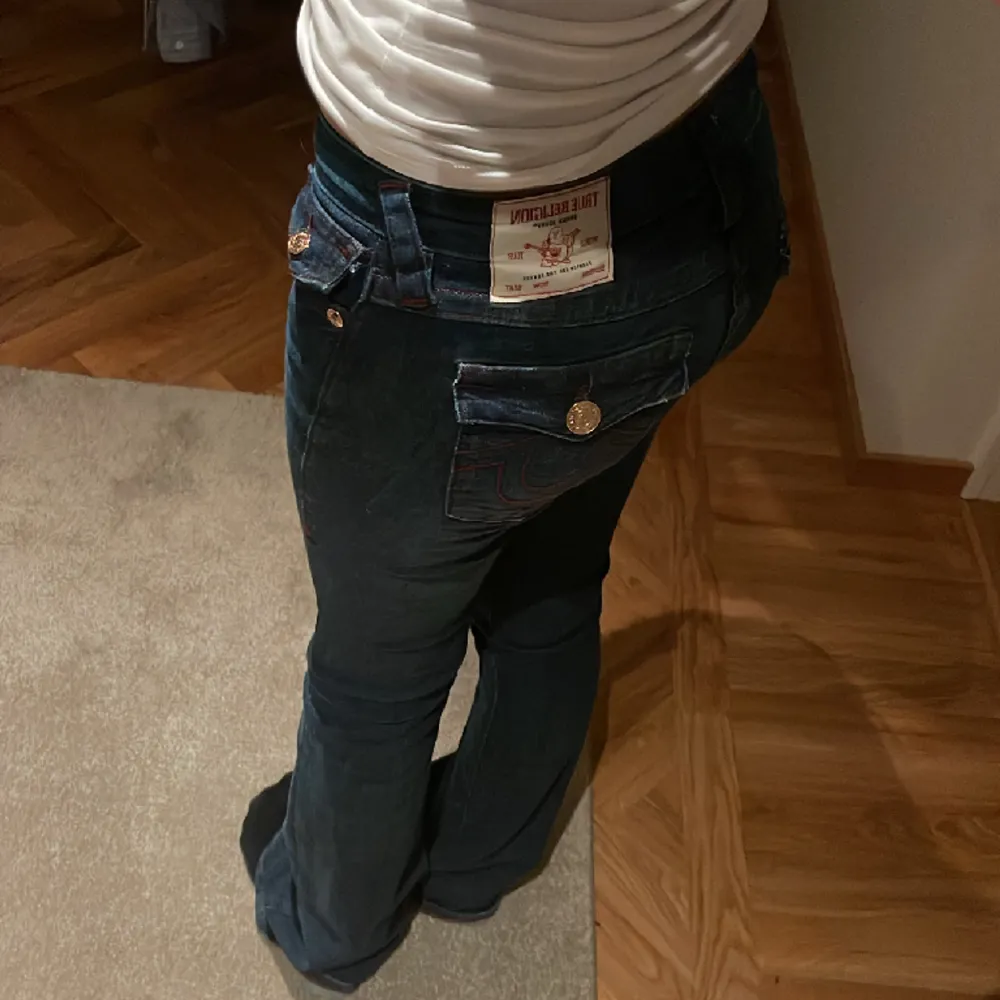 Säljer dessa mid bootcut true religion jeans då dom inte kommer till andvändning! 💞💞(som i nyskick) köpte för 1300 kr . Jeans & Byxor.