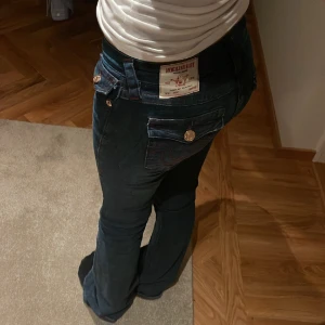True religion jeans  - Säljer dessa mid bootcut true religion jeans då dom inte kommer till andvändning! 💞💞(som i nyskick) köpte för 1300 kr 