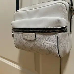 Louis Vuitton väska perfekt för vintern! Väldigt fin färg. Skick 9/10! Tags och orginal förpackning följer med! det är bara att skriva vid funderingar eller önskan på fler bilder🫶🏽