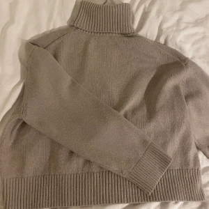polo tröja - så fin beige polo stickad tröja använd fåtal gånger. Inga defekter !! 💕💕💕strl S-M