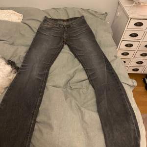 Lågmidjade jeans  Waist: 34 cm Leinght: 81 cm 