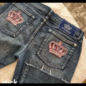 Lågmidjade Victoria Beckhamjeans - Säljer nu mina supersnygga Victoria Beckham jeans då dom inte passade😢Det står storlek 32 men måtten är: midjemått 85cm innerbenslängd 75) Pris kan diskuteras!