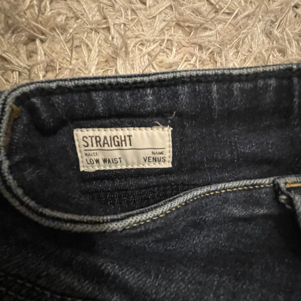 Säljer mina superfina Pepe jeans då de tyvärr är lite för stora för mig! Dem är aldrig använda och modellen heter Venus. Köpta för 1139kr men säljer för 380kr plus frakt! 💞💞. Jeans & Byxor.