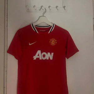 Manchester United retro - Manchester United retro autentisk matchtröja från 2011 Ett litet märke på magen men annars perfekt skick Storlek L i barn så passar S i vuxen.
