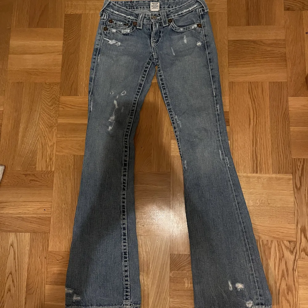 Säljer mina finaste true religion jeans i bootcut som tyvärr blivit försmå💖köpta för över 1000 kr, midjemått 35 cm rakt över. Tryck gärna på köp direkt❤️. Jeans & Byxor.