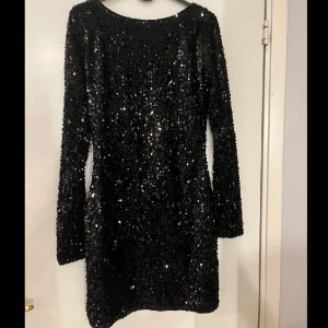 Glitter klänning - Glittrig snygg klänning från NA-KD, öppen i ryggen