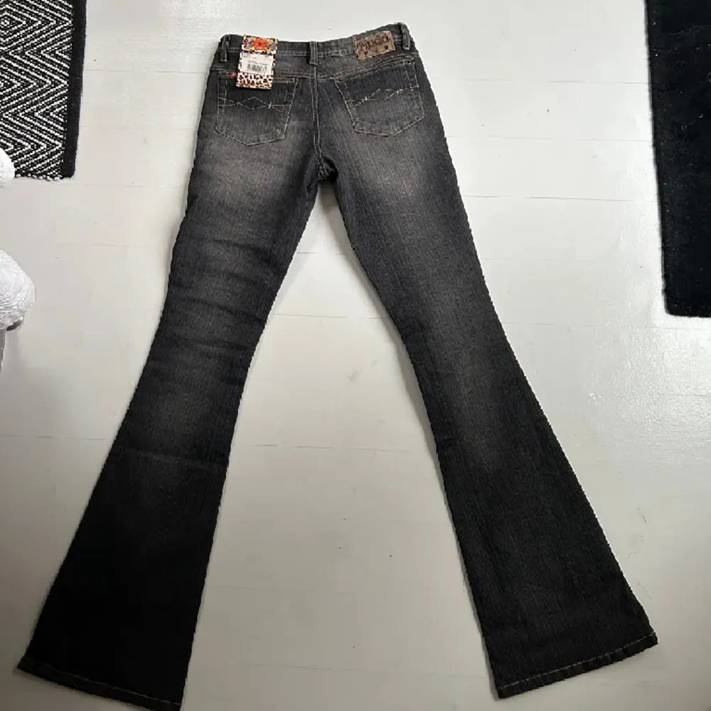 Supersnygga lågmidjade jeans som tyvärr var för små för mig :(  Helt nya med lappen kvar! De är i storlek W26 L34 men skulle säga att de är ganska små i storleken. Lånade bilder, skriv för mått💕. Jeans & Byxor.