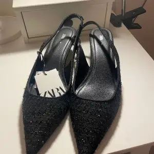 Spetsiga Svartglittriga klackskor från zara. Klacken är cirka 4 cm. storlek 40. Helt oanvända. Nypris 399 kr