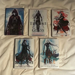 Throne of Glass böcker - Bok 1-4 samt prologerna av serien Throne of Glass av Sarah J Maas. Säljer för 60kr/st eller 300kr för alla