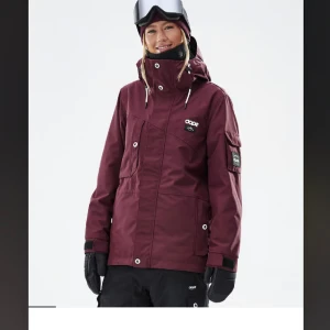 Jacka - Säljer en fin Dope jacka, super skön och kan användas till allt, använd fåtal gånger finns inga defekter, kp för fler bilder💕 priset kan diskuteras 