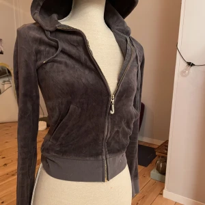 Juicy hoodie - Superfin juicy hoodie. Ser ut som att den har fläckar nu men de är bara ludd som jag ej såg i stunden haha! I princip oanvänd 