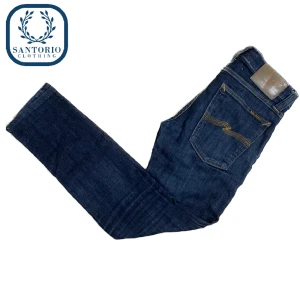 Nudie Jeans Long John | Blå - Väldigt fina nudie jeans i 9/10 skick! Han på bilden är 175 & väger 65kg (OBS* storleken som står är fel och är mindre egentligen, de är 89cm långa, 35cm i midjan men materialet är lite töjbart så passar nån cm större. Nypris: 1600kr Skriv vid frågor