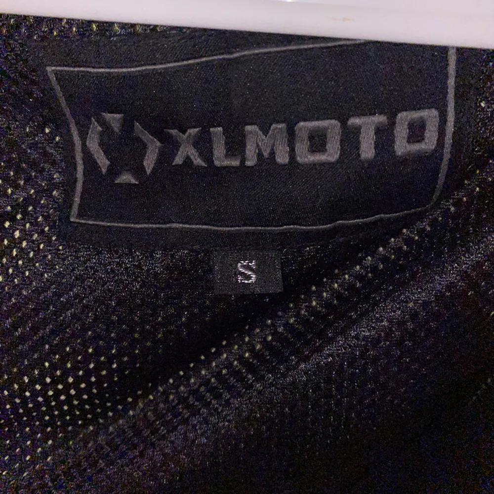 Oanvänd mc hoodie med zip från XLMOTO. Plats för ryggskydd, armbågsskydd. . Hoodies.