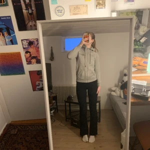 Peak performance kofta  - Säljer min gråa peak performance koffa i storlek xs! Köptes på deras egna butik för 1200kr. Säljer för 400 