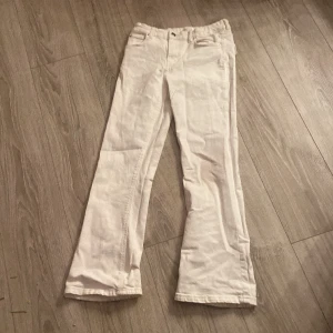 Ett par vita bootcut jeans🫶🏼 - Dessa byxor har jag knappt använt dock är dem lite trasiga vid bält hållaren eller vad man ska säga, men de går ju lätt att täcka över med tröjan, dem har ett par fina fickor i bak till och dem är Low Waist, super fina och trevlig och dessutom sköna!