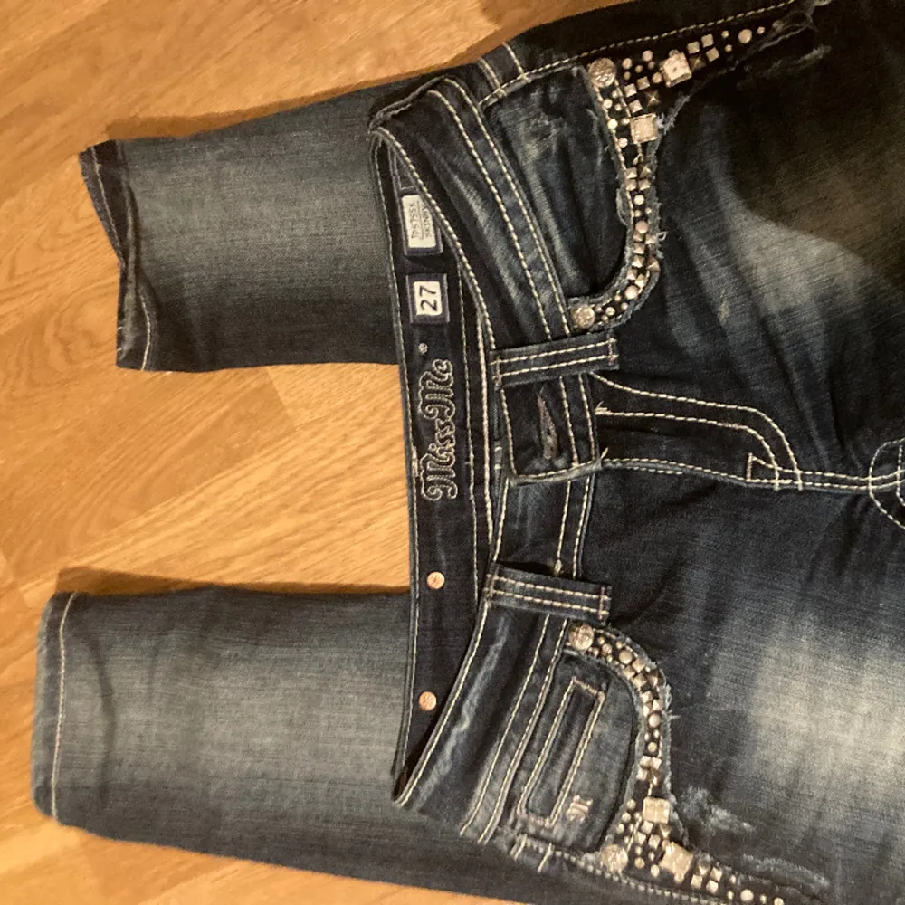 Säljer miss me jeans. 600 nästan helt nya. 70 cm i midjan . Jeans & Byxor.