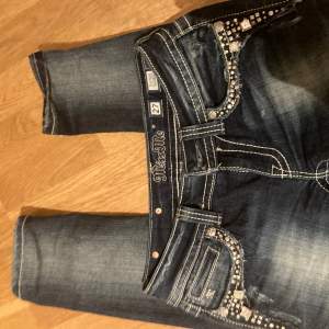Säljer miss me jeans. 600 nästan helt nya. 70 cm i midjan 