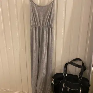 Lång grå bikbok klänning, sparsamt använd 