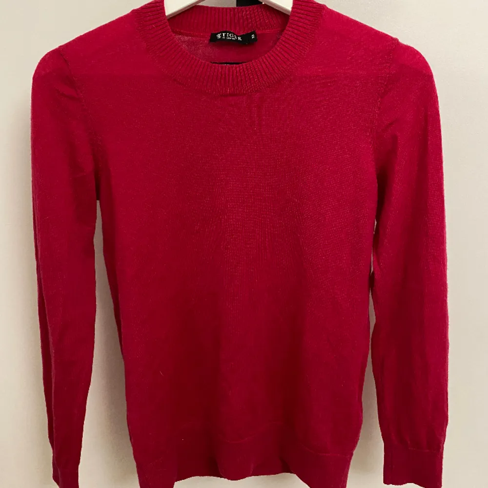 Säljer en röd/rosa stickad tröja från tiger of Sweden. Säljer då jag inte använder och behöver pengarna💕 Tröjan är i superfint sick då jag använt den endast typ 2 gånger.💖. Stickat.