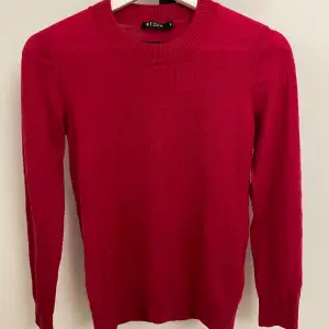 Säljer en röd/rosa stickad tröja från tiger of Sweden. Säljer då jag inte använder och behöver pengarna💕 Tröjan är i superfint sick då jag använt den endast typ 2 gånger.💖